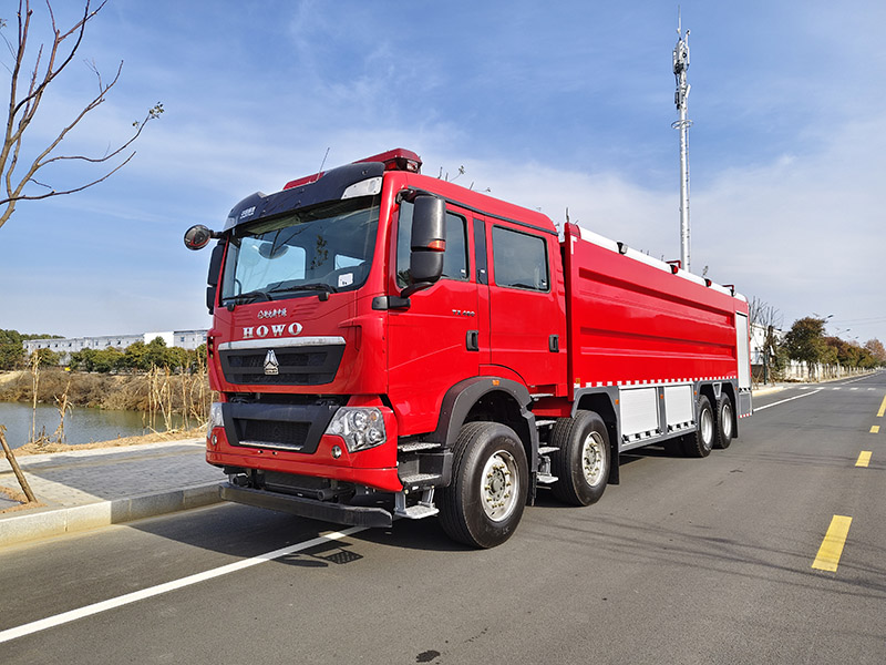 重汽豪沃25噸水罐消防車
